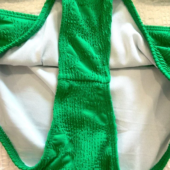 💚✨Cutest Kelly Green Bikini Set! - XS - Preppy! High waisted, cross over top✨💚 - Picture 6 of 10